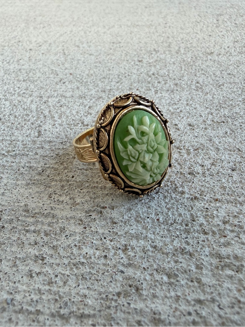 Vintage Vanda USA Secret Compartment Poison Ring Green Floral Cameo Gold Tone